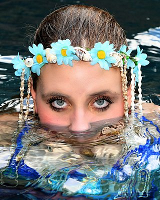 senior photography of louisville kentucky graduate. girl with flower crown peeking out of water
