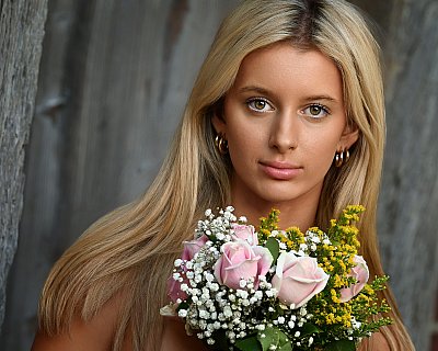 senior photography of louisville kentucky graduate. blonde-haired teenage girl headshot holding pink flowers
