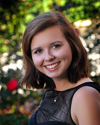 senior photography of louisville kentucky graduate. teenage girl with short brown hair headshot wearing black tank top