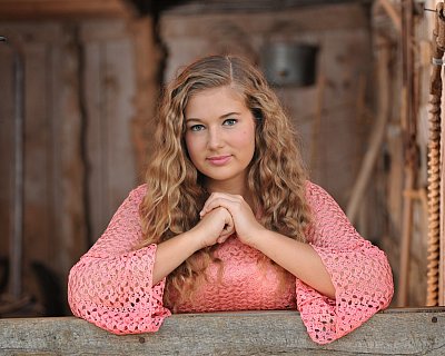 senior photography of louisville kentucky graduate. teenage girl in pink shirt